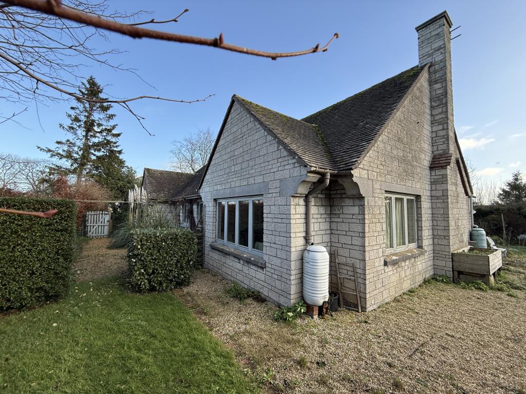 Lot: 124 - BUNGALOW FOR REPAIR AND REFURBISHMENT IN SOUGHT AFTER AREA - General view of the property rear